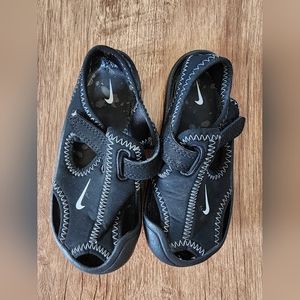 Nike toddler water shoes/closed sandal
